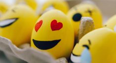 Ilustrasi arti emoji warna love